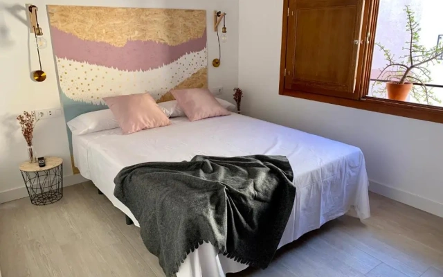 LA MOMA Apartments & Room