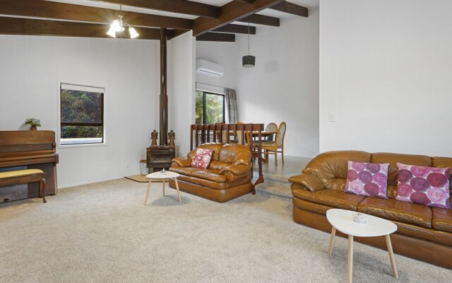 Spacious Family Home - Backyard-Mt-Views