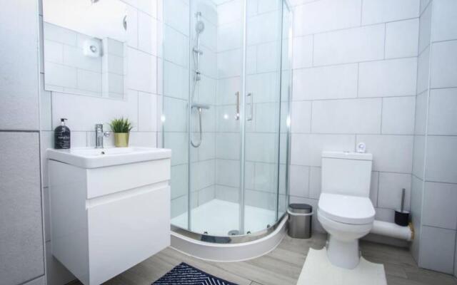 No15 Luxe Living Elegant City Home-1 Bed-Garden-Wifi-Private Parking-Beach-City