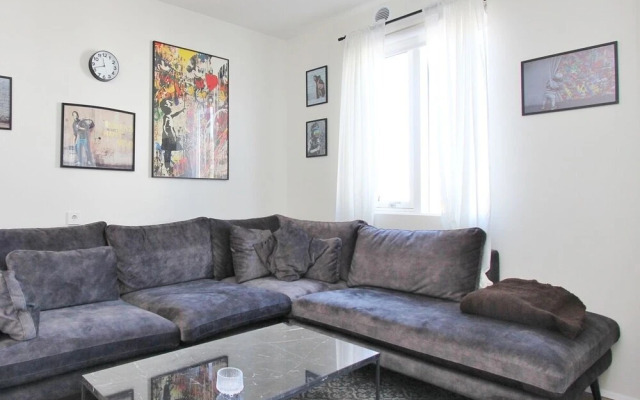 New Downtown Apartment With Free Parking