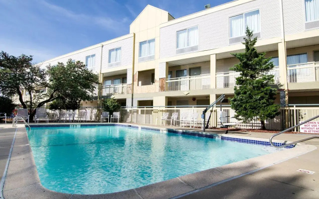 Quality Inn Merriam - Kansas City