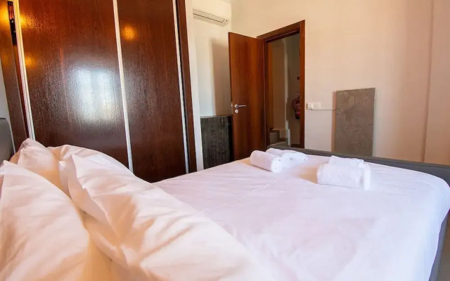 12a Travessa da Nau Modernised yet Traditional h