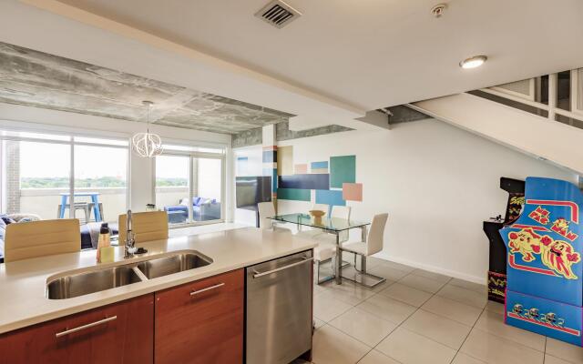 Hang Ten- Large Townhome, lux amenities, parking