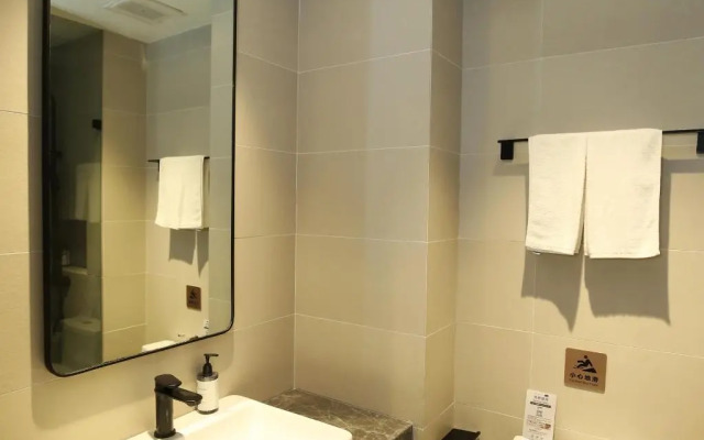 Ease Hotel (Shanghai Stadium Wanping South Road)