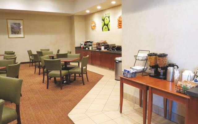 La Quinta Inn & Suites by Wyndham Stamford / New York City