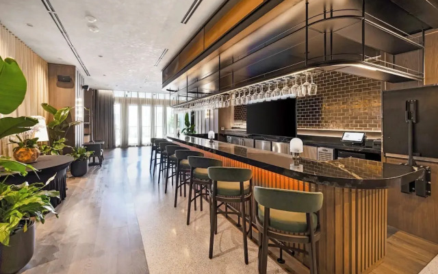 Downtown Haven Sleek 1-BR with Vistas