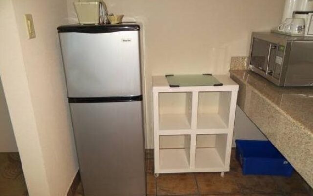 Shoreside Inn & Suites