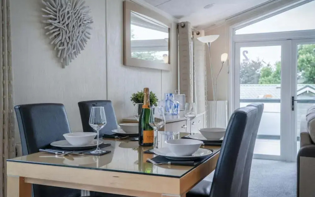 2 Manor Lodge - 2 Bedroom Lodge - Pendine