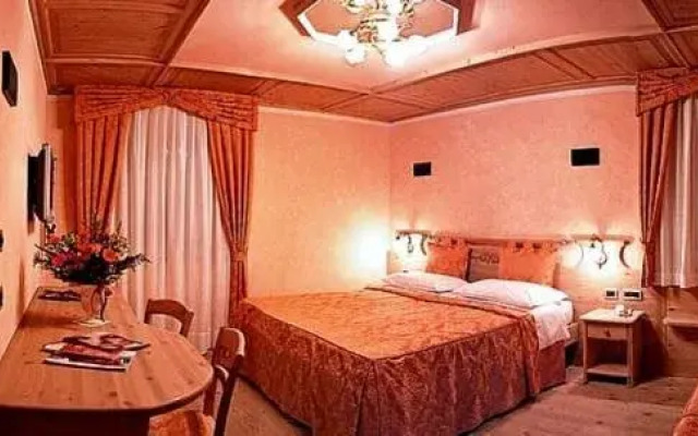 Jolly Dimaro Bed and Breakfast Rooms; Apartments