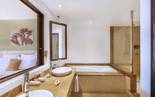 Victoria Beachcomber Resort & Spa