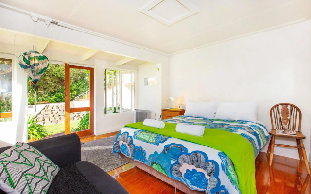 Waterfront Bach - Raglan Bach