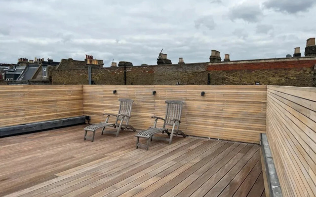 Contemporary 2 Bedroom House in Vibrant Shepherds Bush