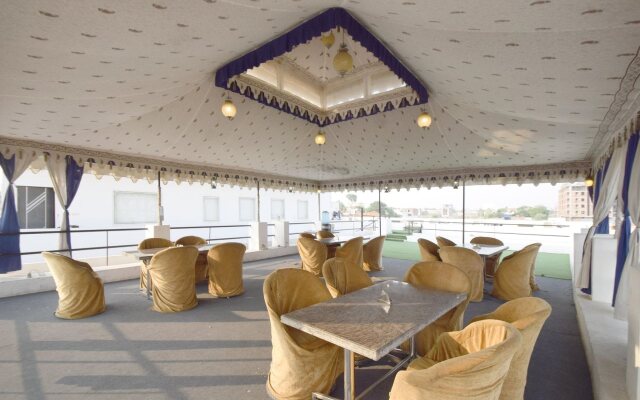 Royal Castillo By OYO Rooms