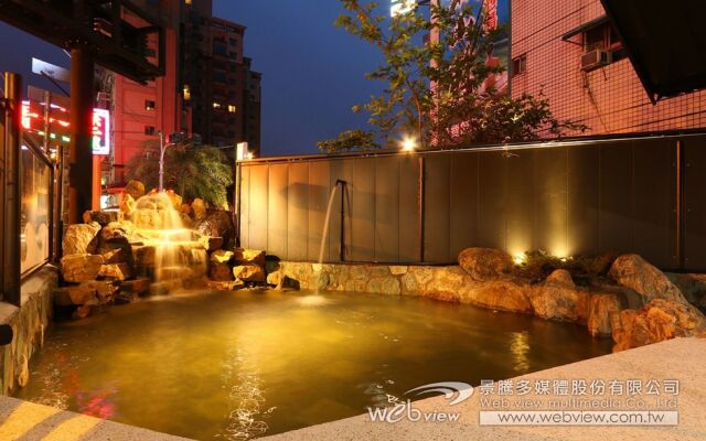 Slow Wow Hot Spring Hotel