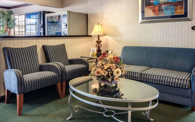 Econo Lodge Inn & Suites El Paso West