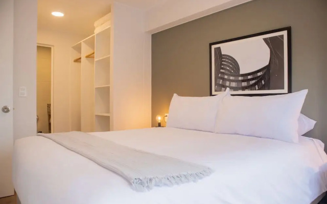 w Elegant 2BR w/ Great Balcony in Miraflores
