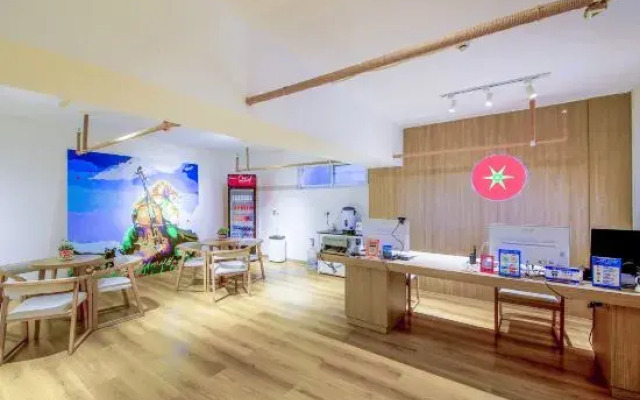 Yuncheng Tomato Hotel (Nanfeng Plaza Municipal Government Store)