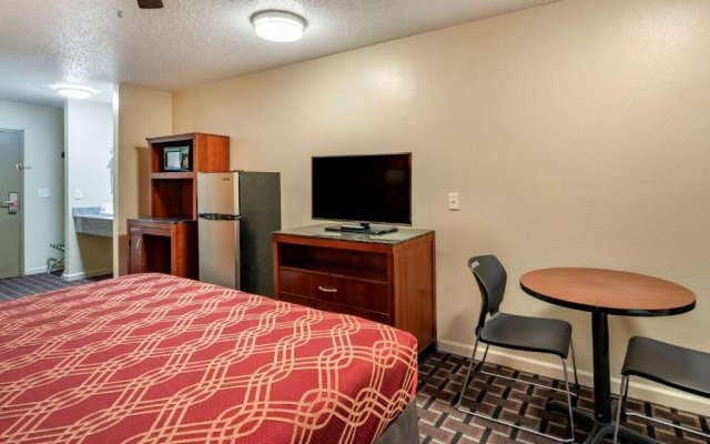 Econo Lodge & Suites Granite City