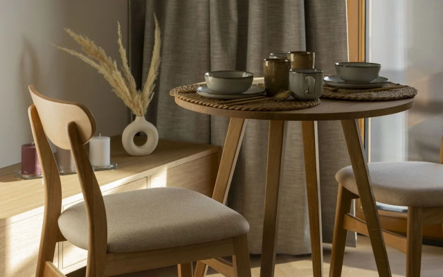 Horse Racing View 8th Floor by Renters