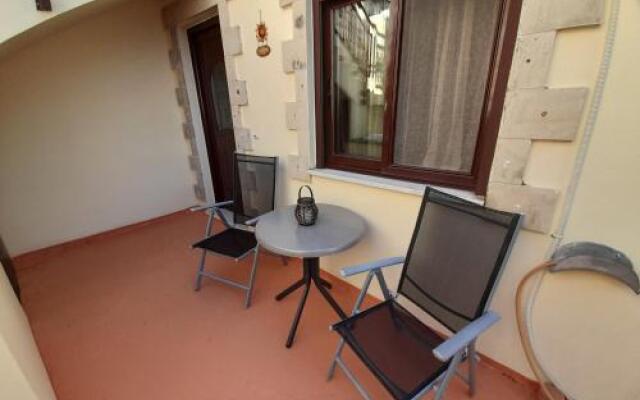 Nikos Studio