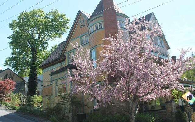 The Queen, A Victorian Bed & Breakfast