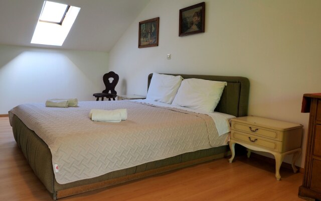 Apartments and Rooms Sara Latin