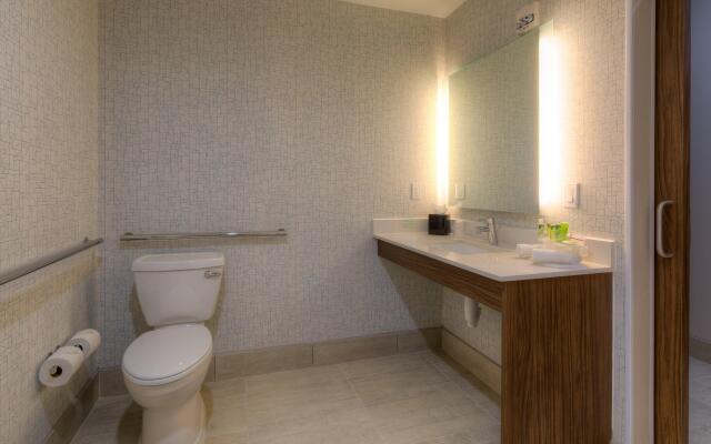 Holiday Inn Express & Suites Tulsa Midtown by IHG