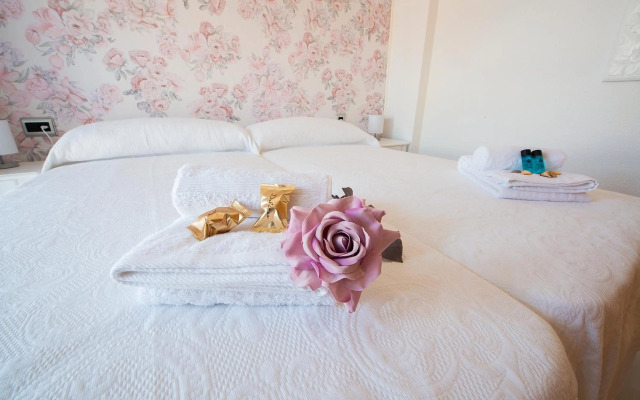 Las Damas Premium 23F Beach Front - Pool & Parking