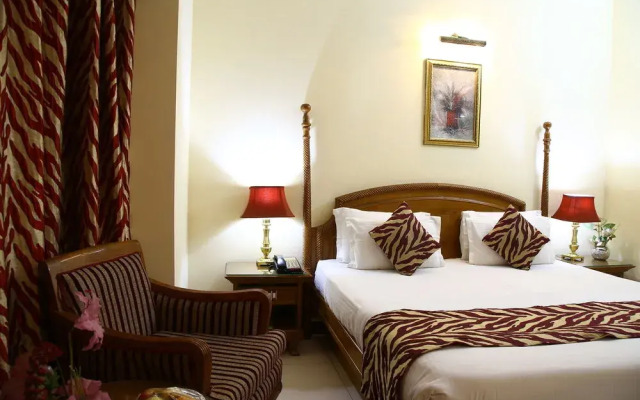 OYO 13052 Hotel Conclave Inn