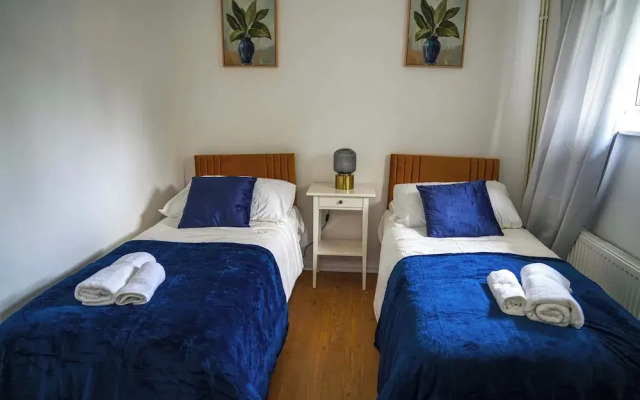 Milton Keynes Home - Sleeps 4 - Parking