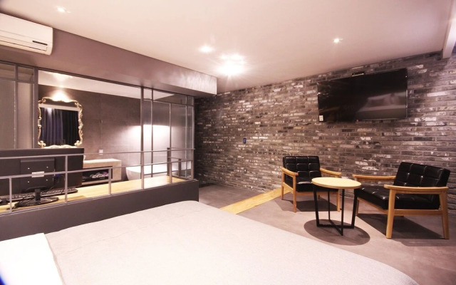 Busan Oncheonjang Mr Brick