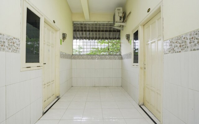 Oyo Life 2573 Griyo Kost Putra 205