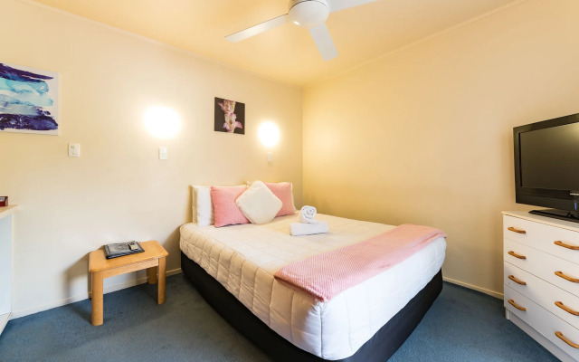 Dolphin Motel