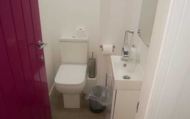 NEW Sleek 6BD Kensington Home Close to City
