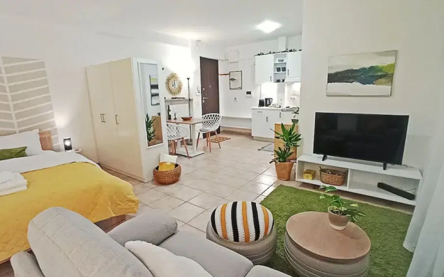 Relaxing Studio Apt 1 min to Highway Parking