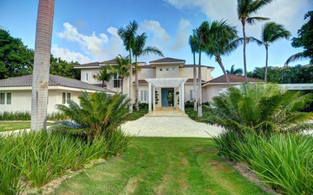 Fantastic 8-bedroom Golf-front Mansion Near the Beach