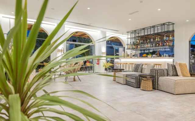 Cabana Blu Hotel & Suites