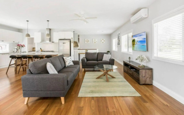 HALE KUPA Rye Beach House Spa Table Tennis