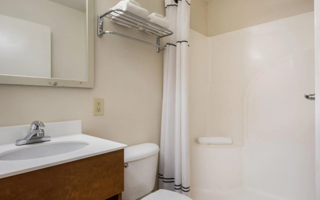 HomeTowne Studios by Red Roof Dallas - Mesquite