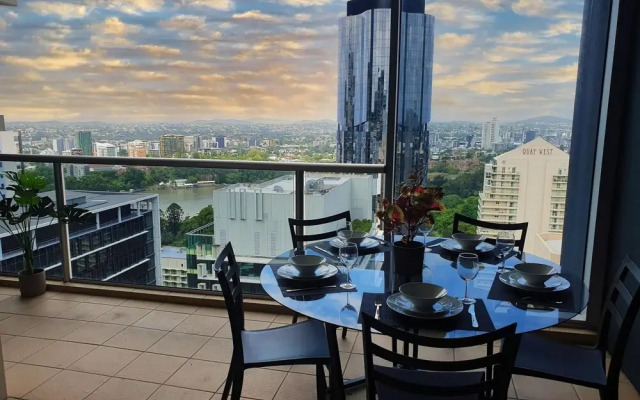 2BR Stunning Views CBD Pool Gym Netflix