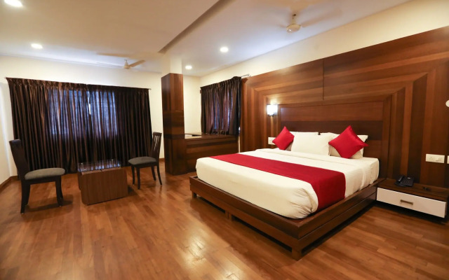 OYO 15909 The Traders Hotel