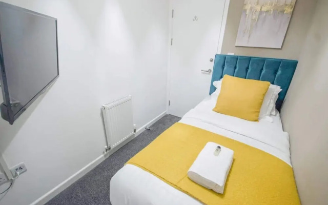 GF Apartment Near City Centre With Gated Parking