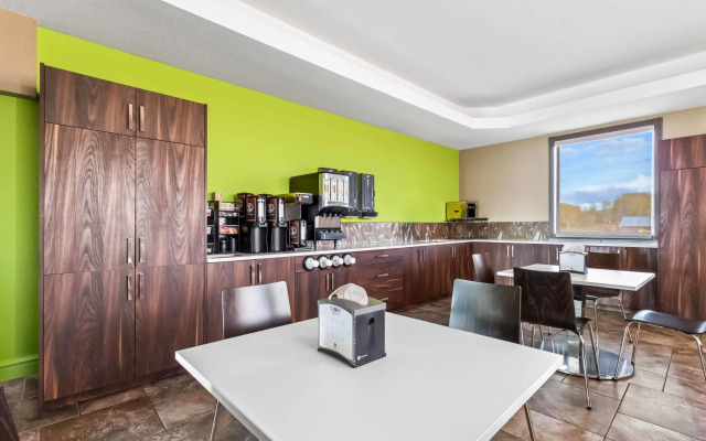 Super 8 by Wyndham Prince Albert