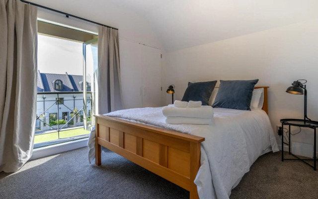 Chester Street West Apartment