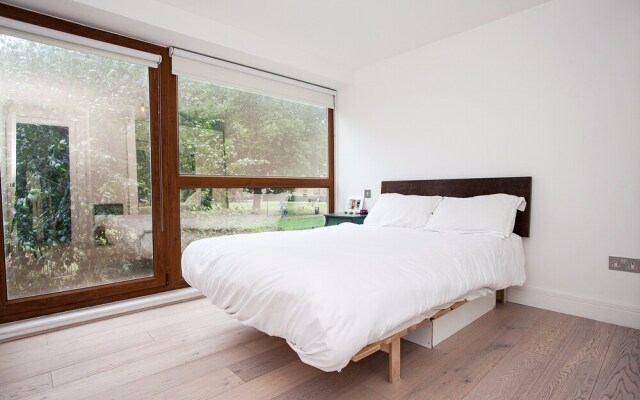 Spacious East London 2 Bedroom Apartment Sleeps 4