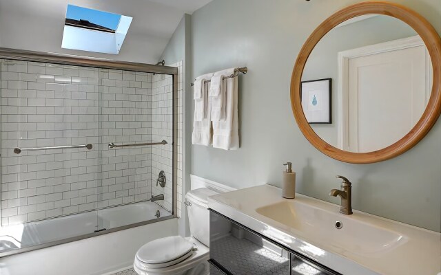 Alki Beach House - Three Bedroom Home with Fireplace