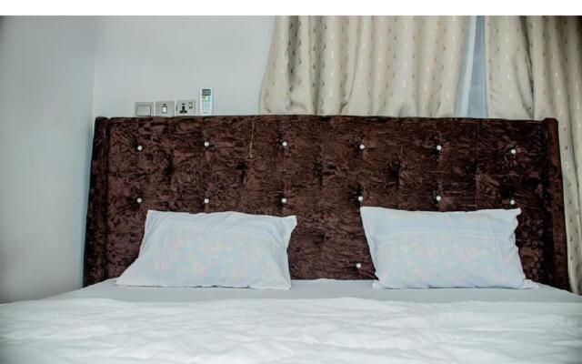 Luxury 3-Bedroom Duplex FAST WIFI & 247Power
