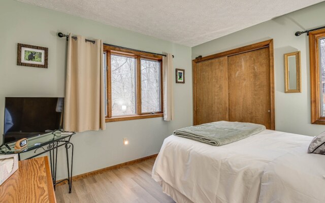 Eco-friendly Poconos Cabin w/ EV Charger!