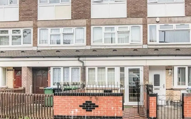 Smethwick - House - Sleeps 8 - Parking