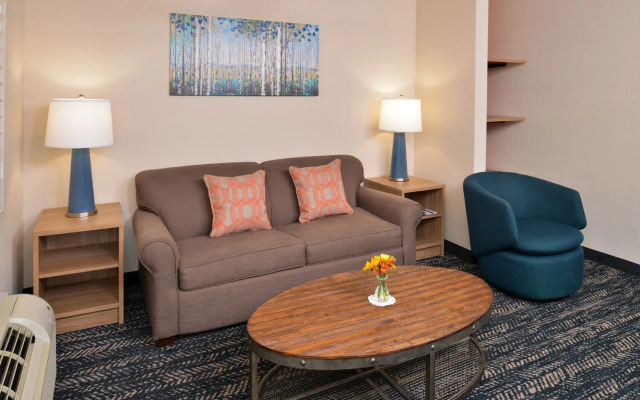 La Fuente Inn & Suites